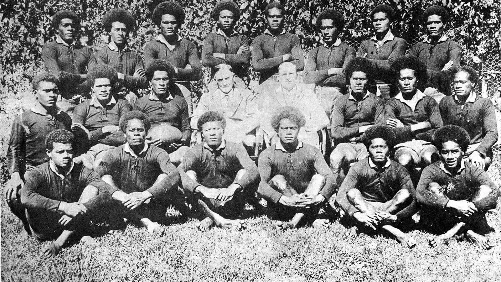 Équipe fidjienne de rugby en 1924, joueurs en maillots sombres rangés sur trois rangs