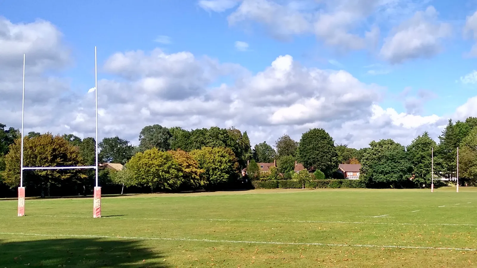 Terrain de rugby engazonné avec ses poteaux, dans un parc de loisirs du Surrey en Angleterre