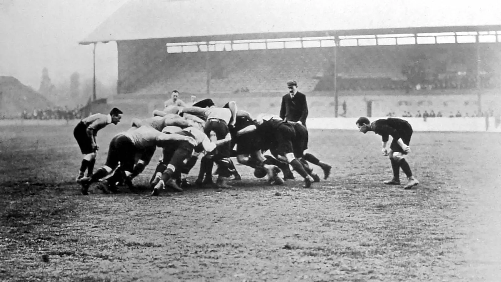Mêlée ancienne entre les All Blacks et Middlesex sur une photographie en noir et blanc